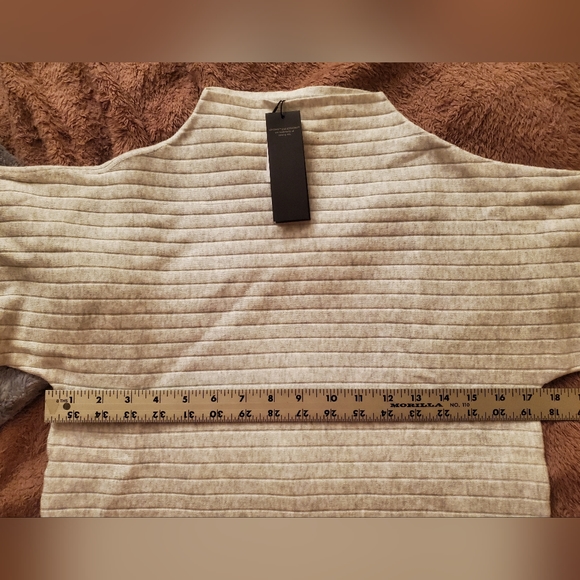 Banana Republic Sweater - Picture 6 of 7